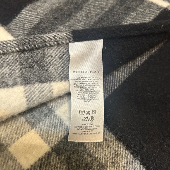 Burberry Plaid Cape with Hood. Bought at London Burberry store - Picture 7 of 12